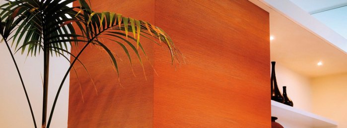 Wnętrze o ciepłych barwach, w którym znajduje się drzewo palmowe oraz różne figurki.