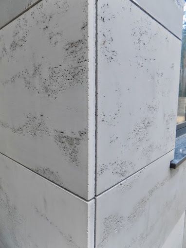 betonowe ściany budynku