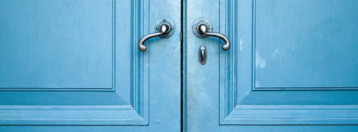 Stare drzwi pokryte niebieską farbą.